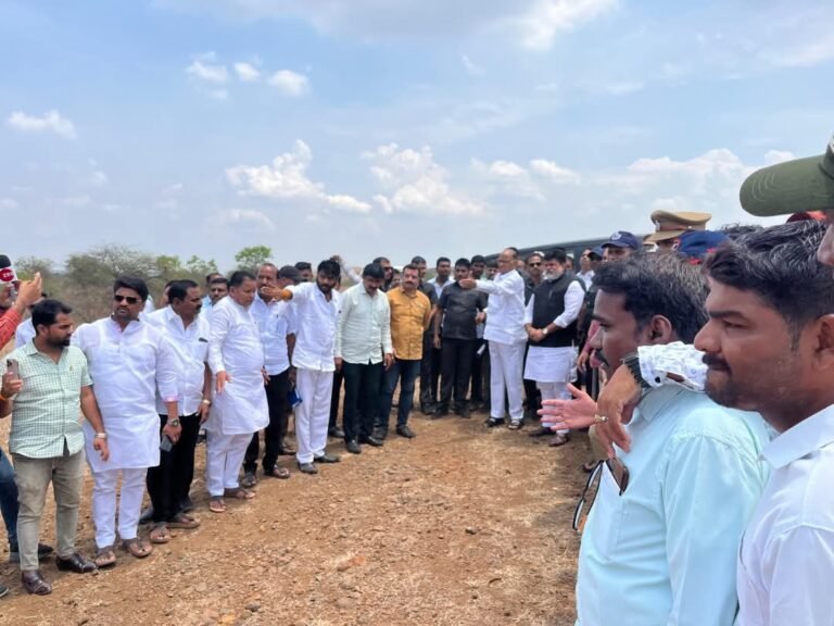 MEPL प्रदूषण प्रकरण : “गाव सोडायची वेळ आलीय!” — निमगाव भोगीतील ग्रामस्थांची व्यथा शरद पवार आणि उदय सामंतांसमोर