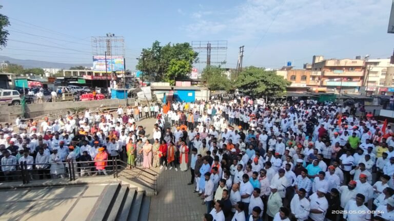 मुस्लिम तरुण मंदिरात घुसून अश्लील कृत्य करताच संतप्त जमाव रस्त्यावर; वडिलांनी केलं समर्थन, दोघे अटकेत