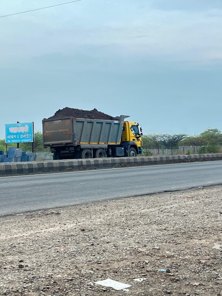 “वर ‘हात’ असल्यावर ताडपत्रीची गरजच काय”अनधिकृत माती वाहतूक – शिरूरचं उघडं सत्य!”?”
