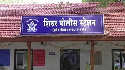 शेतजमिनीतून बेकायदेशीर माती वाहतूक; पाच जणांविरुद्ध गुन्हा दाखल, महसूल विभागाच्या भूमिकेवर संशय