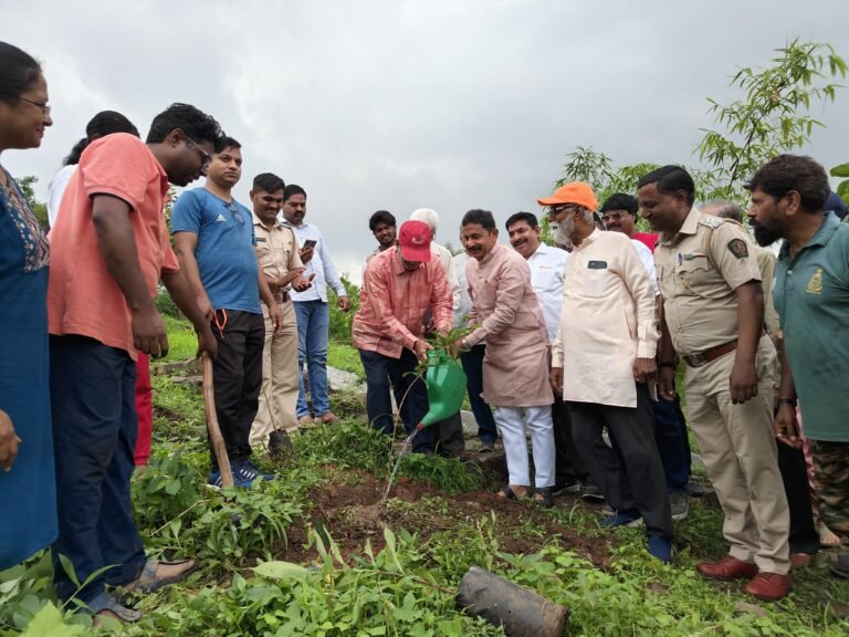 नामदार चंद्रकांत पाटील यांच्या वाढदिवसानिमित्त वारजेतील संजीवन वन उद्यानात वृक्षारोपण