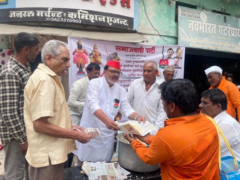 समाजवादी पार्टी कडुन वारकरी भक्तांसाठी अल्पोपहार