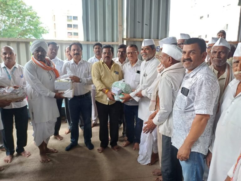 वारकरी भावीकांसोबत योगा व त्यांना अत्यावश्यक साहीत्याचे वाटपासह