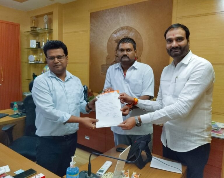 सातव्या वेतन आयोगातील फरकाचा दुसरा हप्ता मिळावा यासाठी आयुक्तांना निवेदन