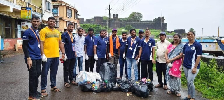 कोकणात धुवाधार पाऊस, तरी सुद्धा किल्ले विजयदुर्ग येथील साफ सफाई मोहिम यशस्वीरीत्य पुर्ण