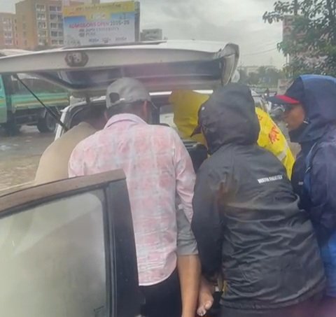 गणवेशातले हात बनले देवदूत – बेशुद्ध चालकाला दिले नवे जीवन