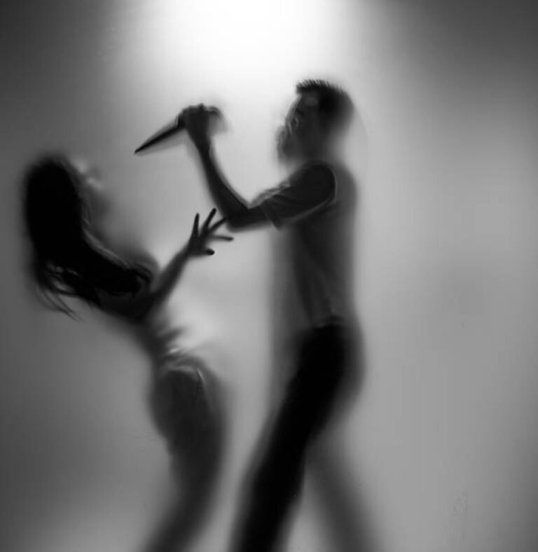 अतिशय तोकडे कपडे घातल्याचा राग धरून, लहान भावाने ३३ वर्षांच्या बहिणीला संपवलं